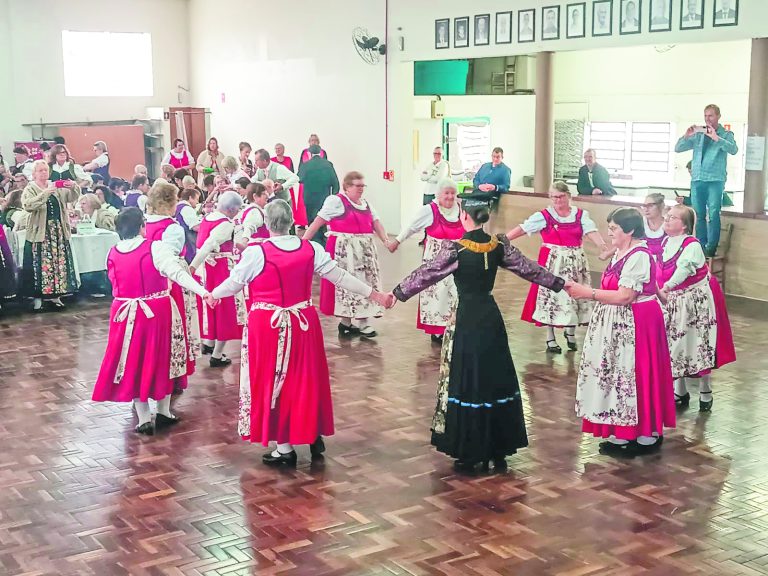 Encontro de Grupos de Danças reúne cerca de 300 pessoas no Aimoré