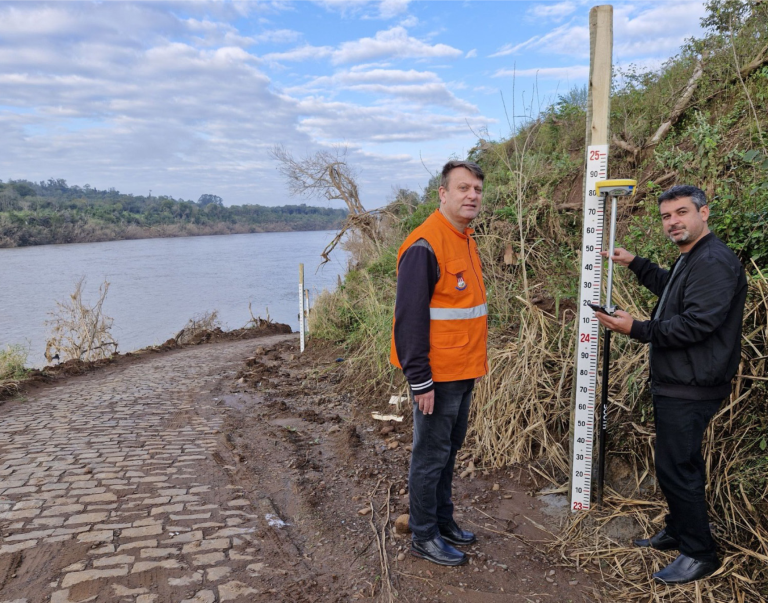 Município instala réguas físicas para monitorar nível do rio e reforçar sistema de alerta contra enchentes