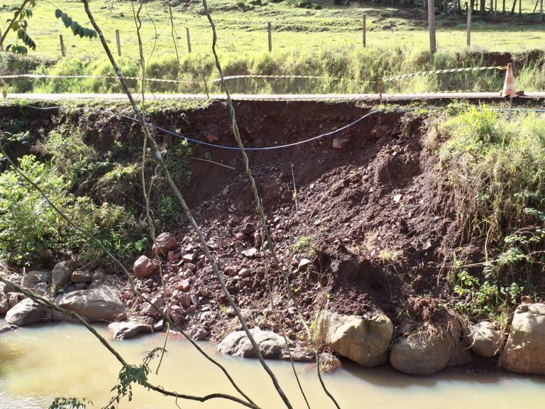 Moradores de Arroio Grande temem que barranco ceda e comprometa rodovia VRS-482