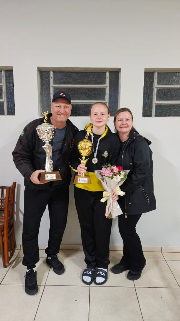 Luana Meyer Kramer é campeã e melhor jogadora do Festival Voley de las Sierras